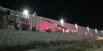 Balkonda çıkan yangın eve sıçramadan söndürüldü