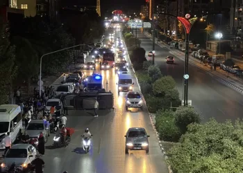 Balkonda çıkan yangın eve sıçramadan söndürüldü