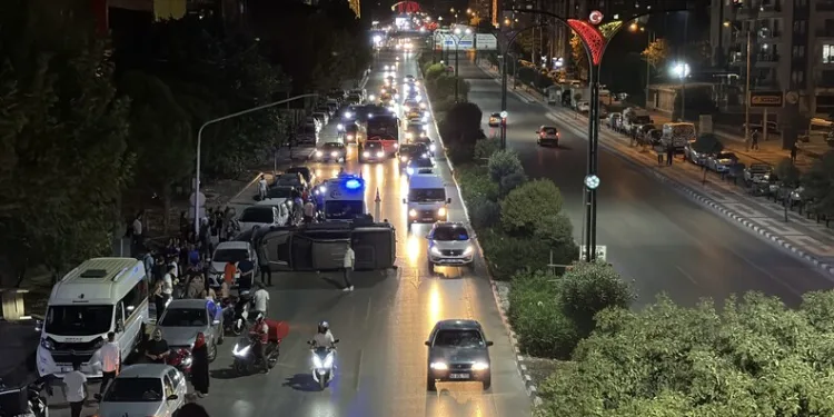 Balkonda çıkan yangın eve sıçramadan söndürüldü