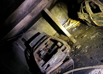 Balkonda çıkan yangın eve sıçramadan söndürüldü