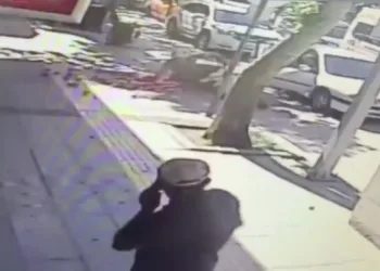 Balkonda çıkan yangın eve sıçramadan söndürüldü