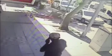 Balkonda çıkan yangın eve sıçramadan söndürüldü