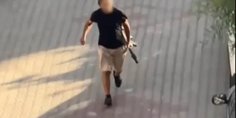 Kapısına pompalı tüfekle dayandı, sokakta terör estirdi