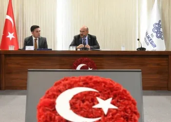 Kapısına pompalı tüfekle dayandı, sokakta terör estirdi