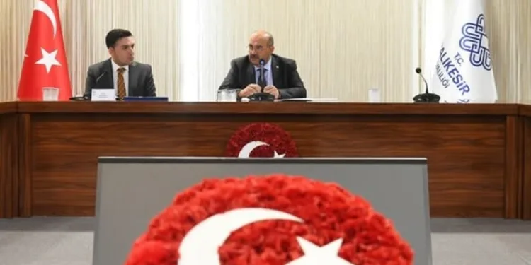 Kapısına pompalı tüfekle dayandı, sokakta terör estirdi