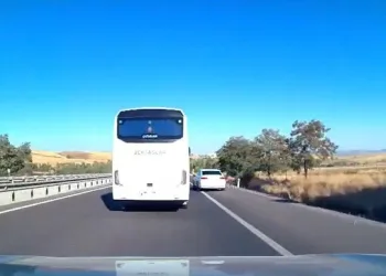 Kapısına pompalı tüfekle dayandı, sokakta terör estirdi