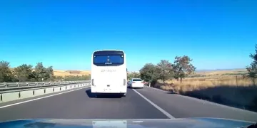 Kapısına pompalı tüfekle dayandı, sokakta terör estirdi