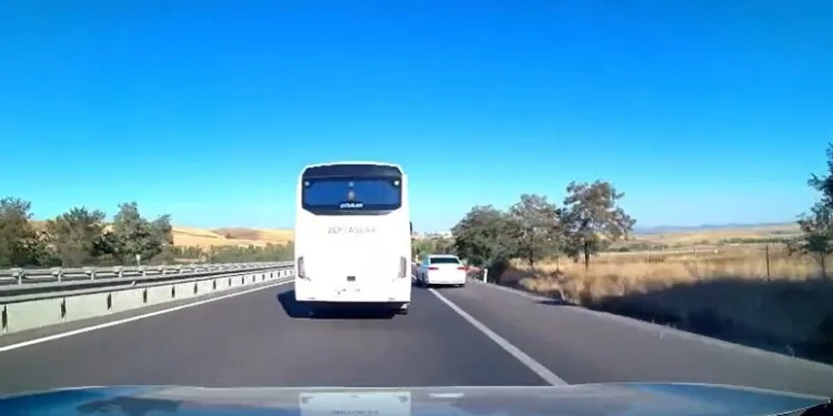 Kapısına pompalı tüfekle dayandı, sokakta terör estirdi