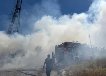 Kapısına pompalı tüfekle dayandı, sokakta terör estirdi