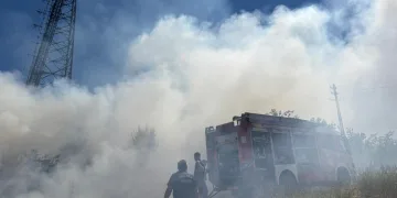 Kapısına pompalı tüfekle dayandı, sokakta terör estirdi