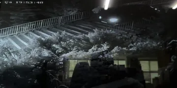 Kapısına pompalı tüfekle dayandı, sokakta terör estirdi