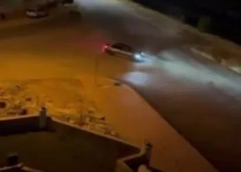 Kapısına pompalı tüfekle dayandı, sokakta terör estirdi