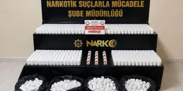 Kapısına pompalı tüfekle dayandı, sokakta terör estirdi