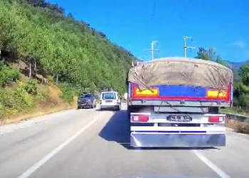 Kapısına pompalı tüfekle dayandı, sokakta terör estirdi