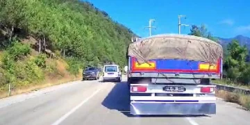 Kapısına pompalı tüfekle dayandı, sokakta terör estirdi