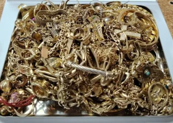 Kapısına pompalı tüfekle dayandı, sokakta terör estirdi