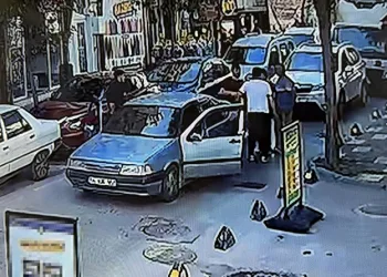 Kapısına pompalı tüfekle dayandı, sokakta terör estirdi