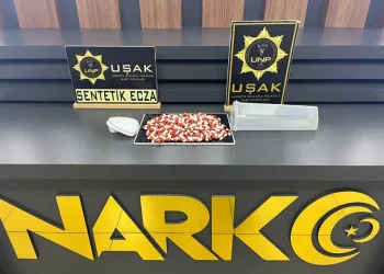 Kapısına pompalı tüfekle dayandı, sokakta terör estirdi