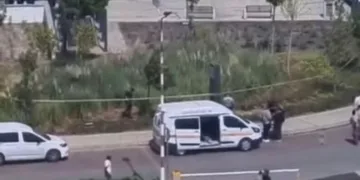Kapısına pompalı tüfekle dayandı, sokakta terör estirdi