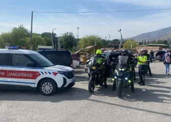 Kapısına pompalı tüfekle dayandı, sokakta terör estirdi