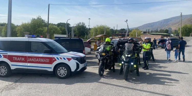 Kapısına pompalı tüfekle dayandı, sokakta terör estirdi