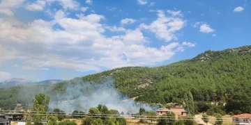 Kapısına pompalı tüfekle dayandı, sokakta terör estirdi