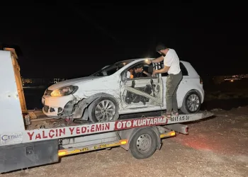 Kaza sonrası aracı bırakıp kaçtılar