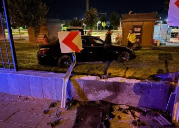 Kaza sonrası aracı bırakıp kaçtılar