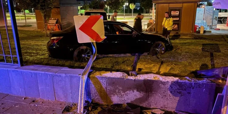 Kaza sonrası aracı bırakıp kaçtılar