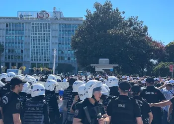 Hafriyat kamyonu devrildi: Sürücü yaralandı