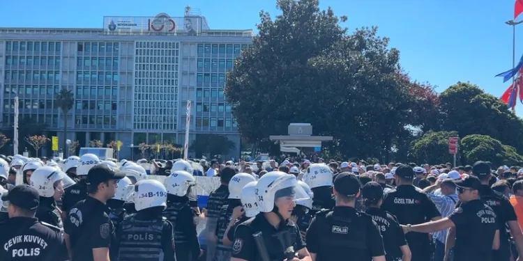 Hafriyat kamyonu devrildi: Sürücü yaralandı