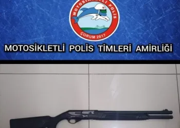 Hafriyat kamyonu devrildi: Sürücü yaralandı