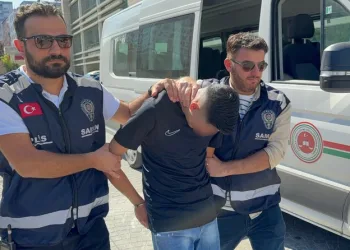 Hafriyat kamyonu devrildi: Sürücü yaralandı