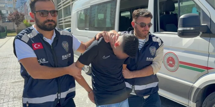 Hafriyat kamyonu devrildi: Sürücü yaralandı