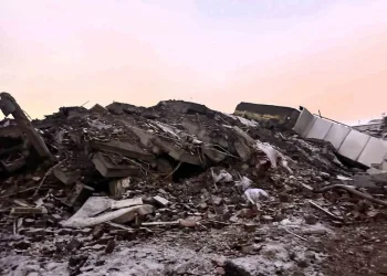 Hafriyat kamyonu devrildi: Sürücü yaralandı