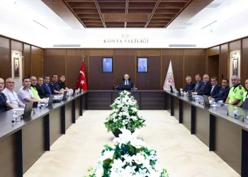 Hafriyat kamyonu devrildi: Sürücü yaralandı