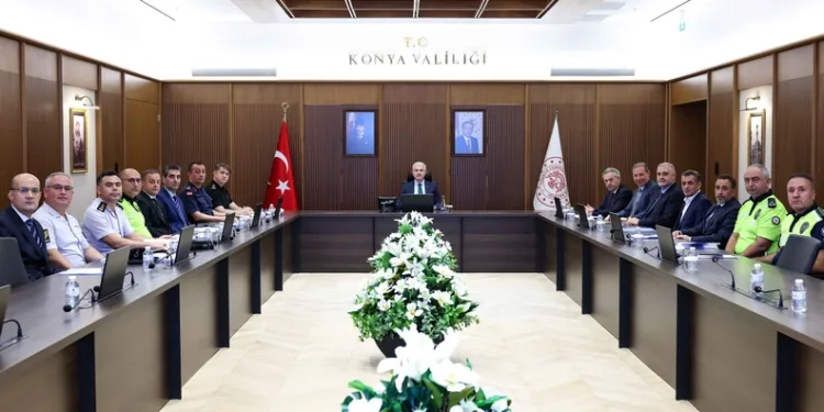 Hafriyat kamyonu devrildi: Sürücü yaralandı