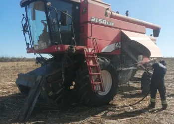 Hafriyat kamyonu devrildi: Sürücü yaralandı