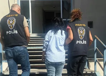 Hafriyat kamyonu devrildi: Sürücü yaralandı