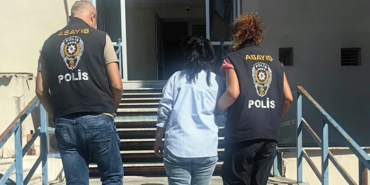 Hafriyat kamyonu devrildi: Sürücü yaralandı