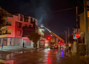 Çardakta çıkan yangın 3 katlı binaya sirayet etti: 1 kişi yaralandı