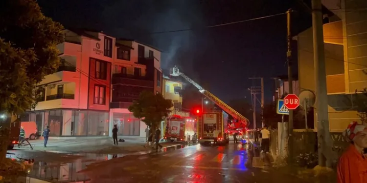 Çardakta çıkan yangın 3 katlı binaya sirayet etti: 1 kişi yaralandı