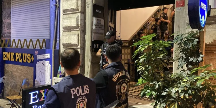 Çardakta çıkan yangın 3 katlı binaya sirayet etti: 1 kişi yaralandı