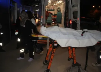 Çardakta çıkan yangın 3 katlı binaya sirayet etti: 1 kişi yaralandı