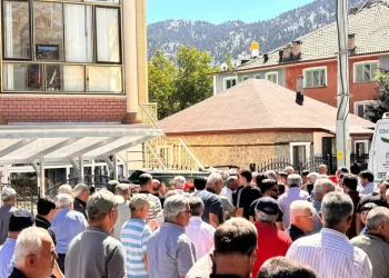 Çardakta çıkan yangın 3 katlı binaya sirayet etti: 1 kişi yaralandı