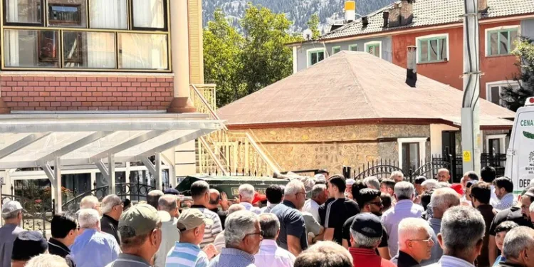 Çardakta çıkan yangın 3 katlı binaya sirayet etti: 1 kişi yaralandı
