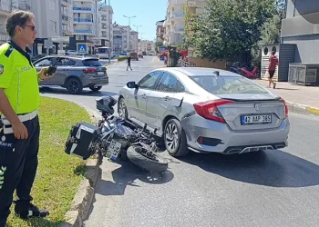 Çardakta çıkan yangın 3 katlı binaya sirayet etti: 1 kişi yaralandı