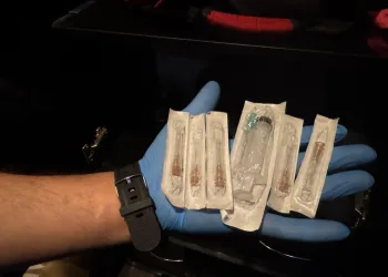 Çardakta çıkan yangın 3 katlı binaya sirayet etti: 1 kişi yaralandı