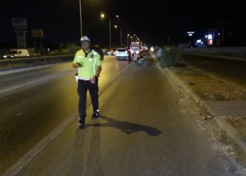 Çardakta çıkan yangın 3 katlı binaya sirayet etti: 1 kişi yaralandı