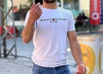 Çardakta çıkan yangın 3 katlı binaya sirayet etti: 1 kişi yaralandı